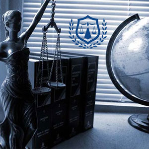 وکیل خانم، با ذوق و تخصص خود، نمادی است از قدرت و مهارت در دنیای حقوق