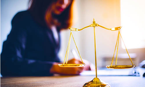 وکیل متخصص دعاوی حقوقی با تجربه‌ی فراوان، نرگس رستمی، برای مشتریان خود به عنوان وکیل پایه یک دادگستری خدمات حقوقی با کیفیت ارائه می‌دهد.