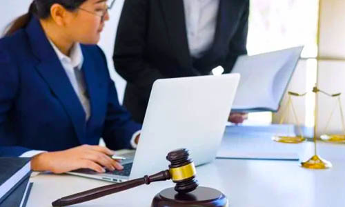 نرگس رستمی، وکیل پایه یک دادگستری با تخصص در دعاوی حقوقی، اختیار مشتریان خود را در پیگیری مسائل حقوقی به عهده دارد.
