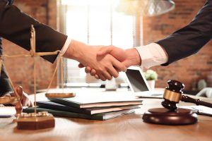 چگونه یک وکیل تجاری مناسب انتخاب کنیم